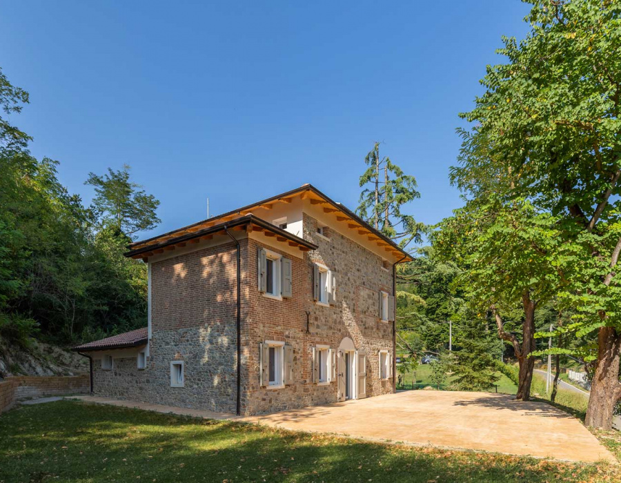 Plam Stampable, cemento stampato effetto roccia colore champagne, sfumatura tawny. Villa privata, Valsamoggia (BO), Appennino Bolognese. Copyright: Engel & Volkers