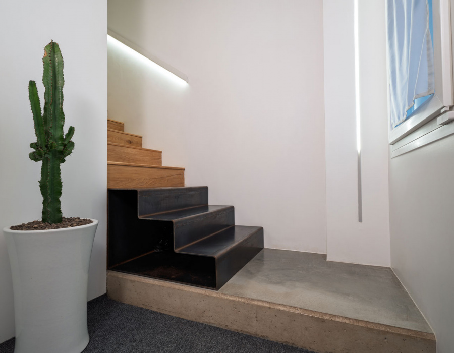 Deco Nuvolato, polished effect flooring in medium gray color. Stairs, Architect Cacurio, Dolo (VE) 01