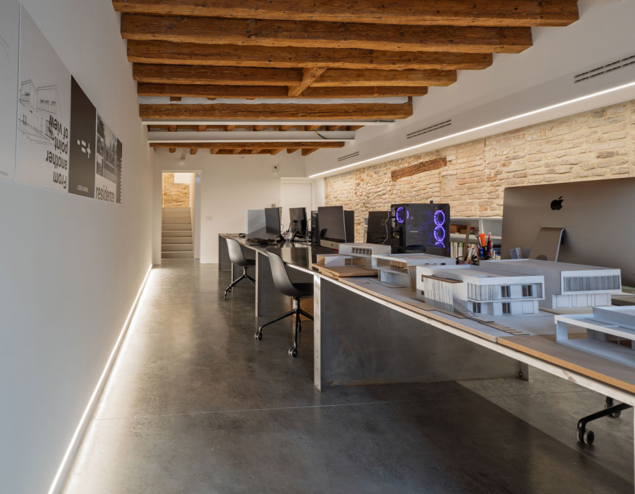 Deco Nuvolato, cloud effect flooring in medium gray color. Architect Cacurio Offices, Dolo (VE) 02