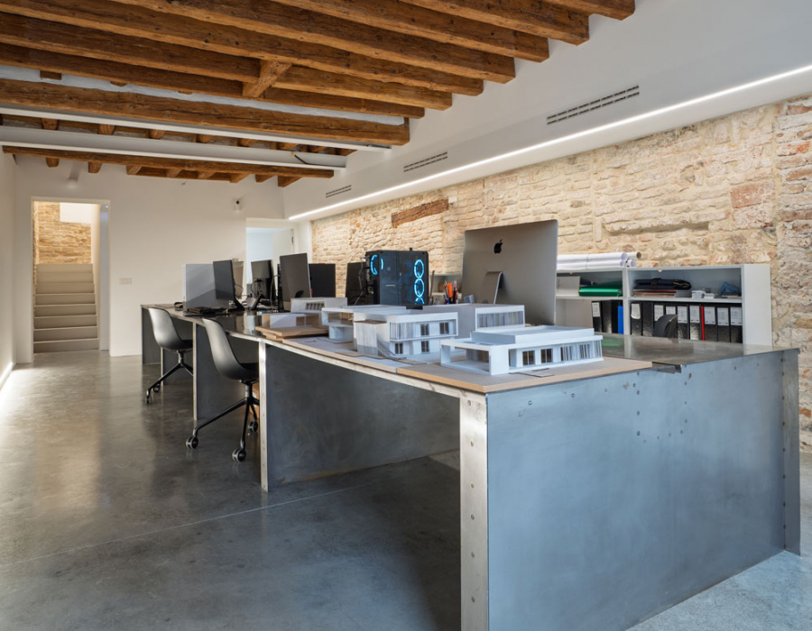 Deco Nuvolato, cloud effect flooring in medium gray color. Architect Cacurio Offices, Dolo (VE) 01