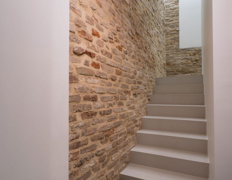 Deco Nuvolato Grip, anti slip effect flooring in medium gray color. Stairs, Architect Cacurio, Dolo (VE