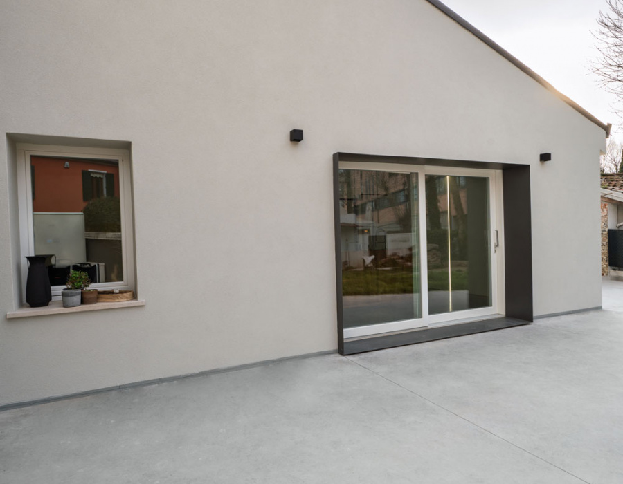 Deco Nuvolato Grip, anti slip effect flooring in medium light color. Private house, Architect Cacurio, Dolo (VE) 3
