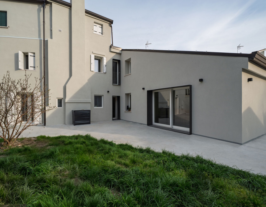 Deco Nuvolato Grip, anti slip effect flooring in medium light color. Private house, Architect Cacurio, Dolo (VE) 1