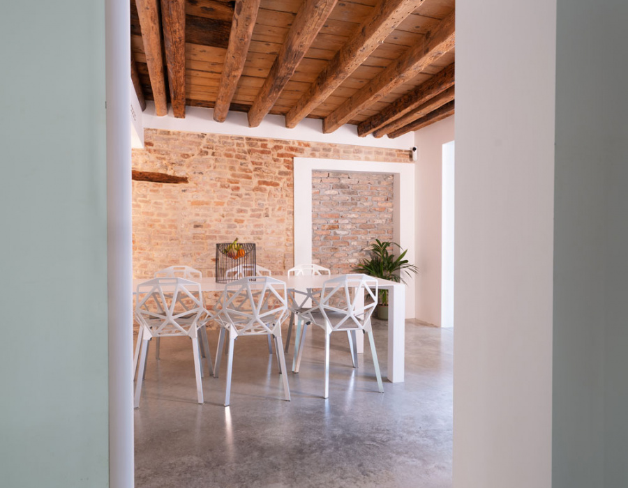 Deco Nuvolato, polished effect flooring in medium gray color. Private residence, Architect Cacurio, Dolo (VE) 13