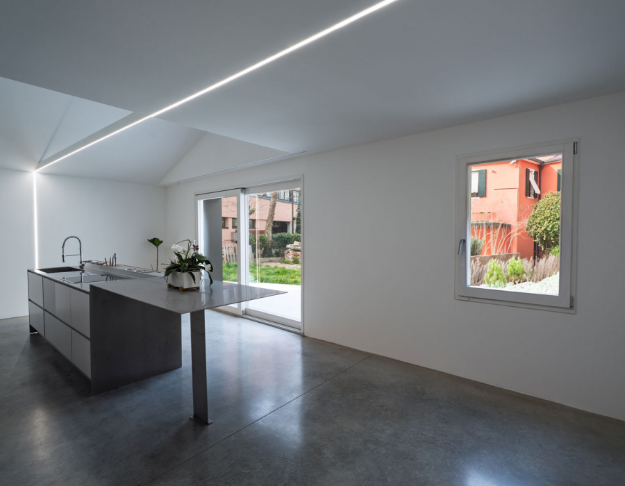 Deco Nuvolato, polished effect flooring in medium gray color. Private residence, Architect Cacurio, Dolo (VE) 05