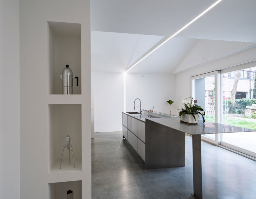 Deco Nuvolato, polished effect flooring in medium gray color. Private residence, Architect Cacurio, Dolo (VE) 04