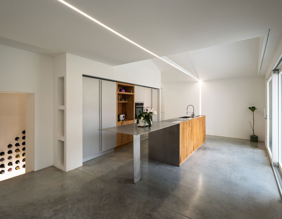 Deco Nuvolato, polished effect flooring in medium gray color. Private residence, Architect Cacurio, Dolo (VE) 02