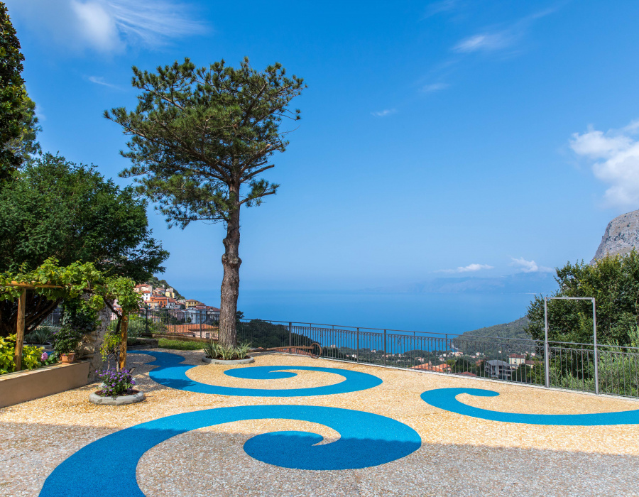 ItalianTerrazzo®, sol en béton désactivé couleur giallo ocra et blu oltremare. Giardino delle Arti, Maratea (Italie) Project Arch. Francesco Canestrini. 02