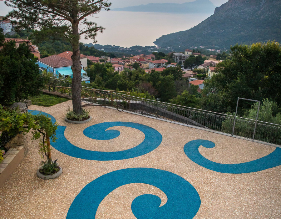 ItalianTerrazzo®, sol en béton désactivé couleur giallo ocra et blu oltremare. Giardino delle Arti, Maratea (Italie) Project Arch. Francesco Canestrini. 03