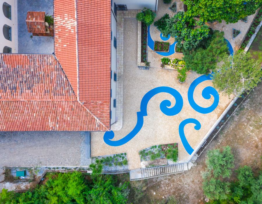 ItalianTerrazzo®, sol en béton désactivé couleur giallo ocra et blu oltremare. Giardino delle Arti, Maratea (Italie) Project Arch. Francesco Canestrini. 06