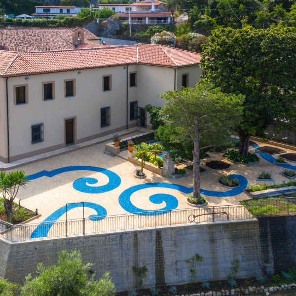 ItalianTerrazzo®, sol en béton désactivé couleur giallo ocra et blu oltremare. Giardino delle Arti, Maratea (Italie) Project Arch. Francesco Canestrini. 01