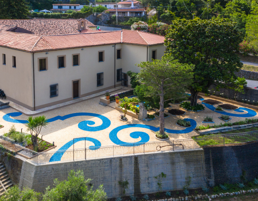 ItalianTerrazzo®, sol en béton désactivé couleur giallo ocra et blu oltremare. Giardino delle Arti, Maratea (Italie) Project Arch. Francesco Canestrini. 01