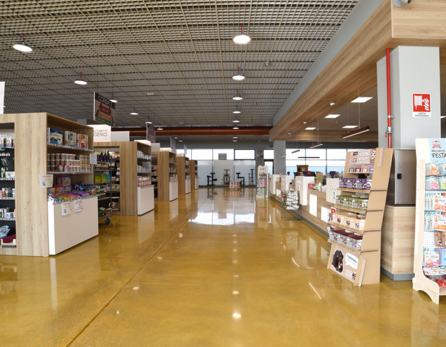 Pavilux Overlay, pavimento industriale basso spessore colore Miele. Ciam Pet-Store, Ascoli Piceno