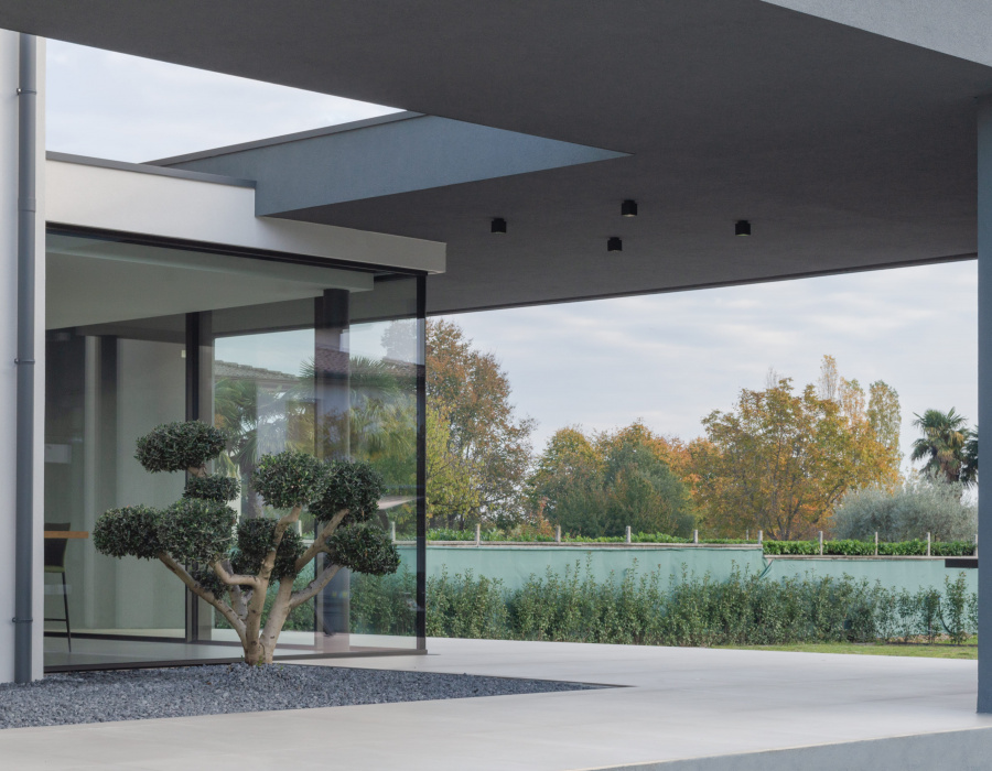 Pavilux pavimento industriale colore cemento. Casa F02, Rossano V.to VI. Project: Studio di architettura Scattola Simeoni 03