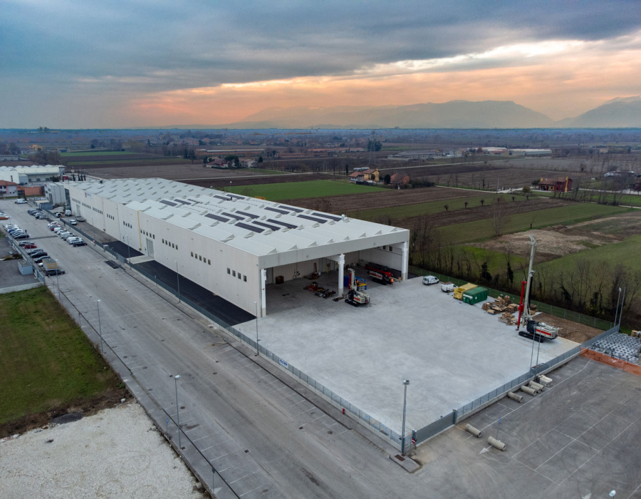 Pavilux, pavimento industriale colore cemento. Comacchio srl, Castello di Godego (TV)