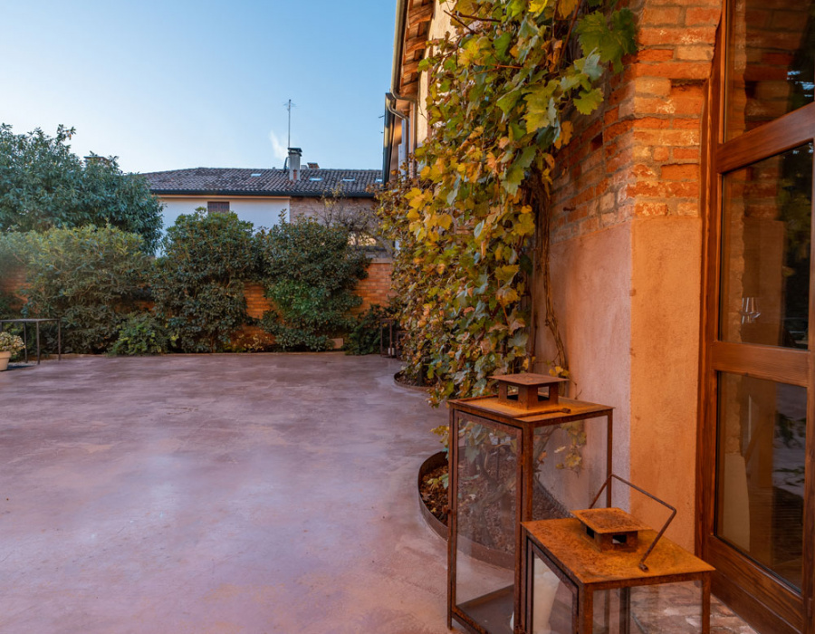 Pavilux, industrial flooring cuoio color. Villa Rossi restaurant, Noale, Venice