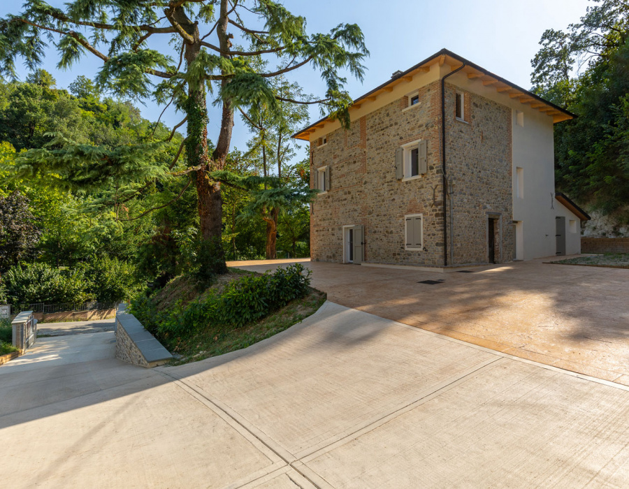 Plam Stampable, cemento stampato effetto roccia colore champagne, sfumatura tawny. Villa privata, Valsamoggia (BO), Appennino Bolognese. Copyright: Engel & Volkers 05