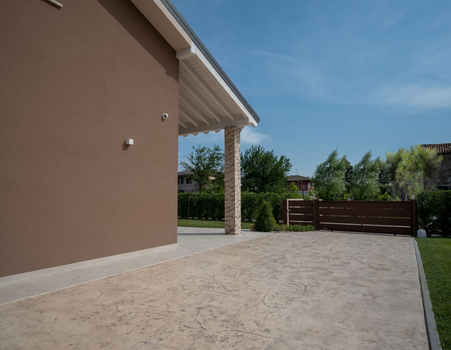 Plam Stampable, stamped concrete floor, crema color, light gray shades. Private house, Piove di Sacco, Italy