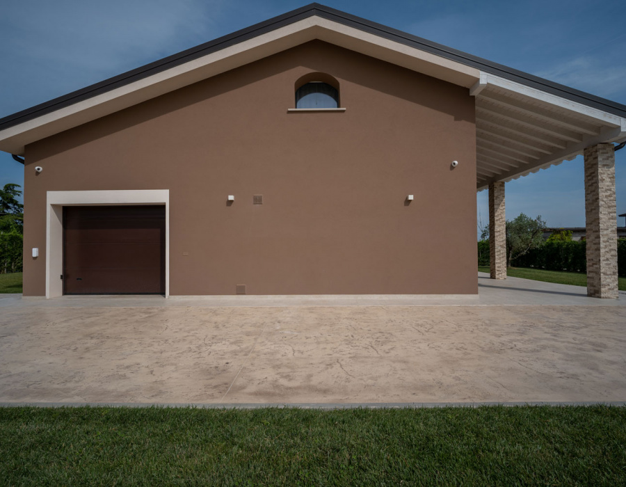 Plam Stampable, stamped concrete floor, crema color, light gray shades. Private house, Piove di Sacco, Italy