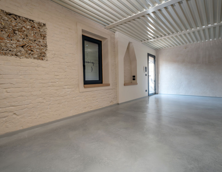 Skyconcrete Indoor, low thickness polished effect flooring with light gray finish. Private villa, Treviso. Project: arch. Lisa Corte04