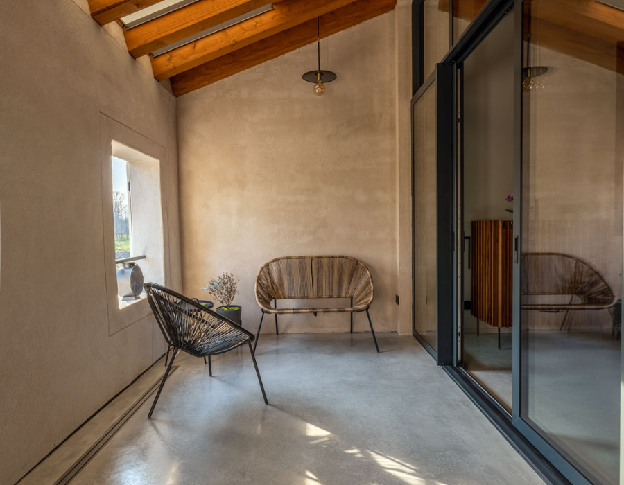 Skyconcrete® Indoor, pavimento effetto nuvolato basso spessore finitura light gray. Villa privata, Treviso. Progetto: arch. Lisa Corte 