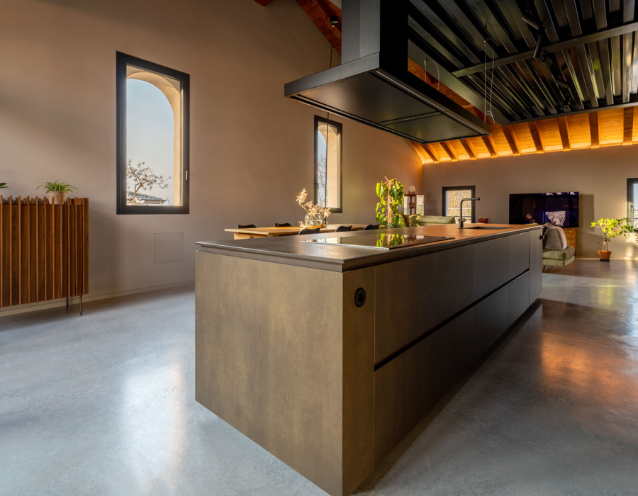 Skyconcrete® Indoor, pavimento effetto nuvolato basso spessore finitura light gray. Villa privata, Treviso. Progetto: arch. Lisa Corte 