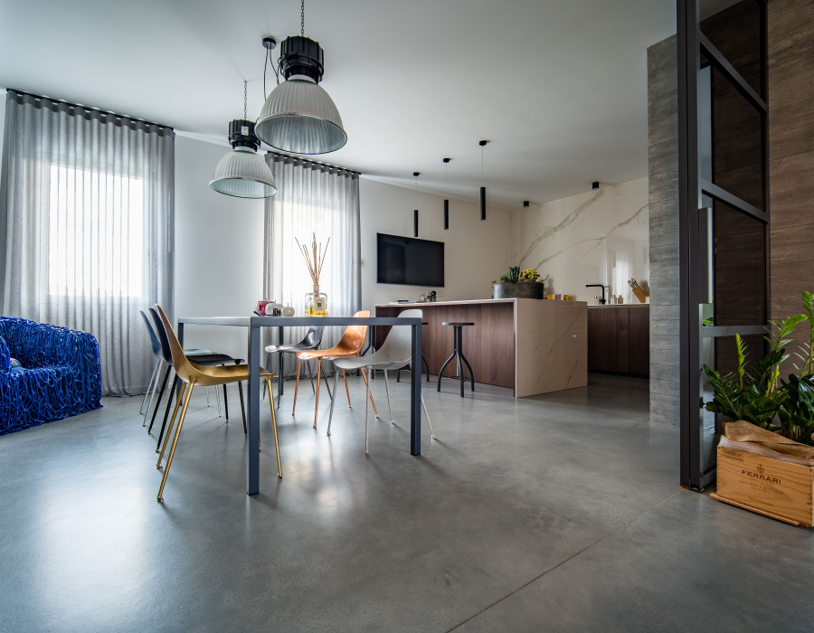 Skyconcrete® Indoor, low thickness nuvolato effect floor with light gray finish. Private villa, Mirano (Venice). Project:  Arch. Lorenzo Salvaro
