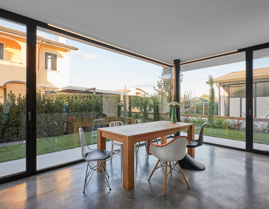 Deco Nuvolato, sol effet ciré avec finition light gray. Private villa, Paese (Italie). Project: Studio ARK’it