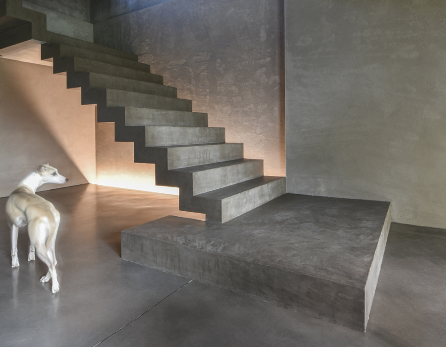 Microverlay®, low thickness concrete resin coating with carbon black finish. Private villa. Breda di Piave, Italy. Project: Carlo Tomaso Lucchese - Factory Progetto Unico