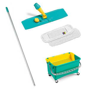Nettoyage des sols avec des chiffons en microfibre