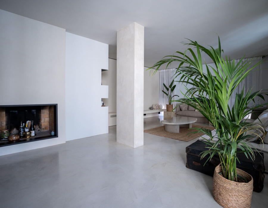 Microverlay®, pavimento cemento resina basso spessore colore turtledove. Ristrutturazione appartamento, Padova (PD)