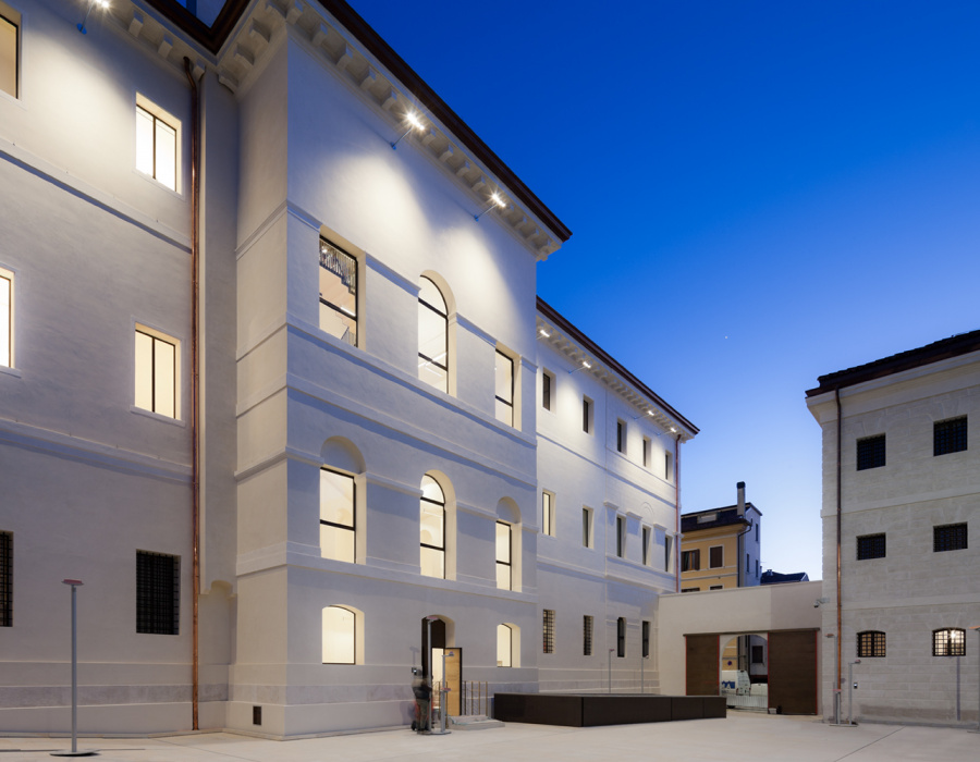 Pavilux, industrial cement Lavagna color and Terrazzoverlay XL, micro-Venetian floor. Former court, Treviso (Italy). Project: arch. Tobia Scarpa