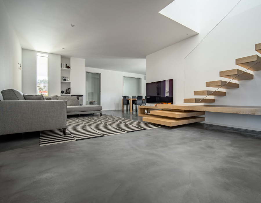 Microverlay - sol en béton résine de faible épaisseur - appartement privé - Studio Stocco Architetti