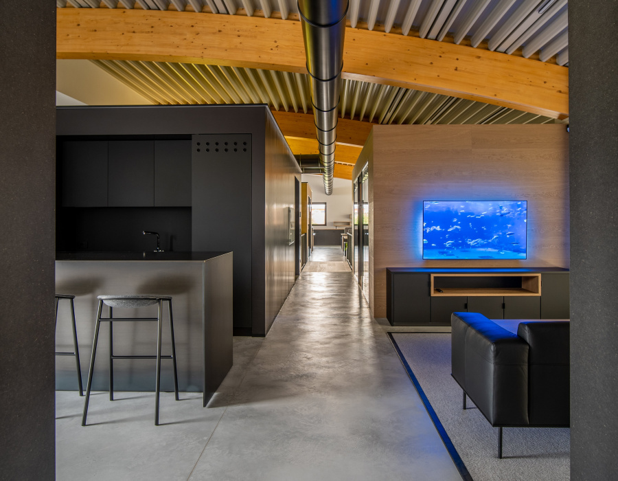 Skyconcrete® Indoor, sol effet ciré de faible épaisseur avec finition  light gray. Enne Sport, Italie. Project: Studio Bonora & Associati. 05