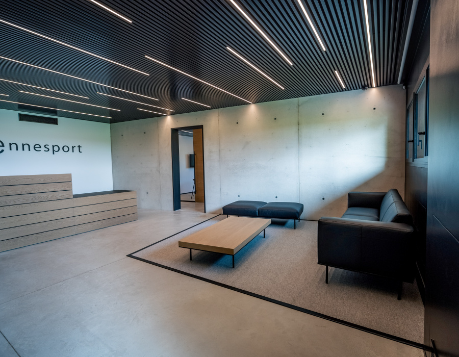 Skyconcrete® Indoor, sol effet ciré de faible épaisseur avec finition  light gray. Enne Sport, Italie. Project: Studio Bonora & Associati. 02