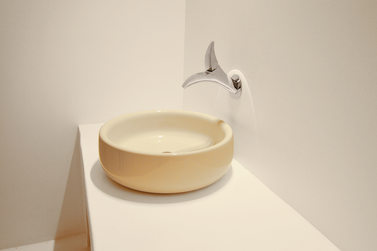 lavabo-idrorepellente-in-cemento-resina-microverlay-per-bagno-suite